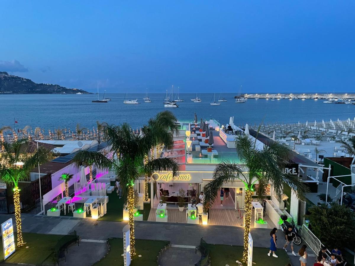 La Finestra Sul Mare Modern Apartment 贾迪尼-纳克索斯 外观 照片