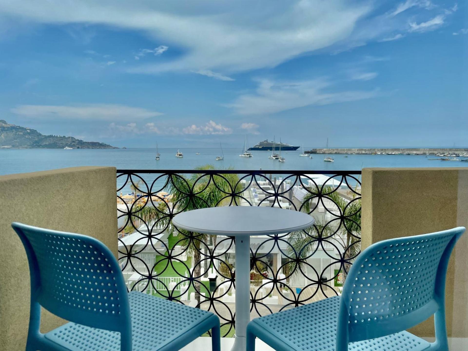 La Finestra Sul Mare Modern Apartment 贾迪尼-纳克索斯 外观 照片